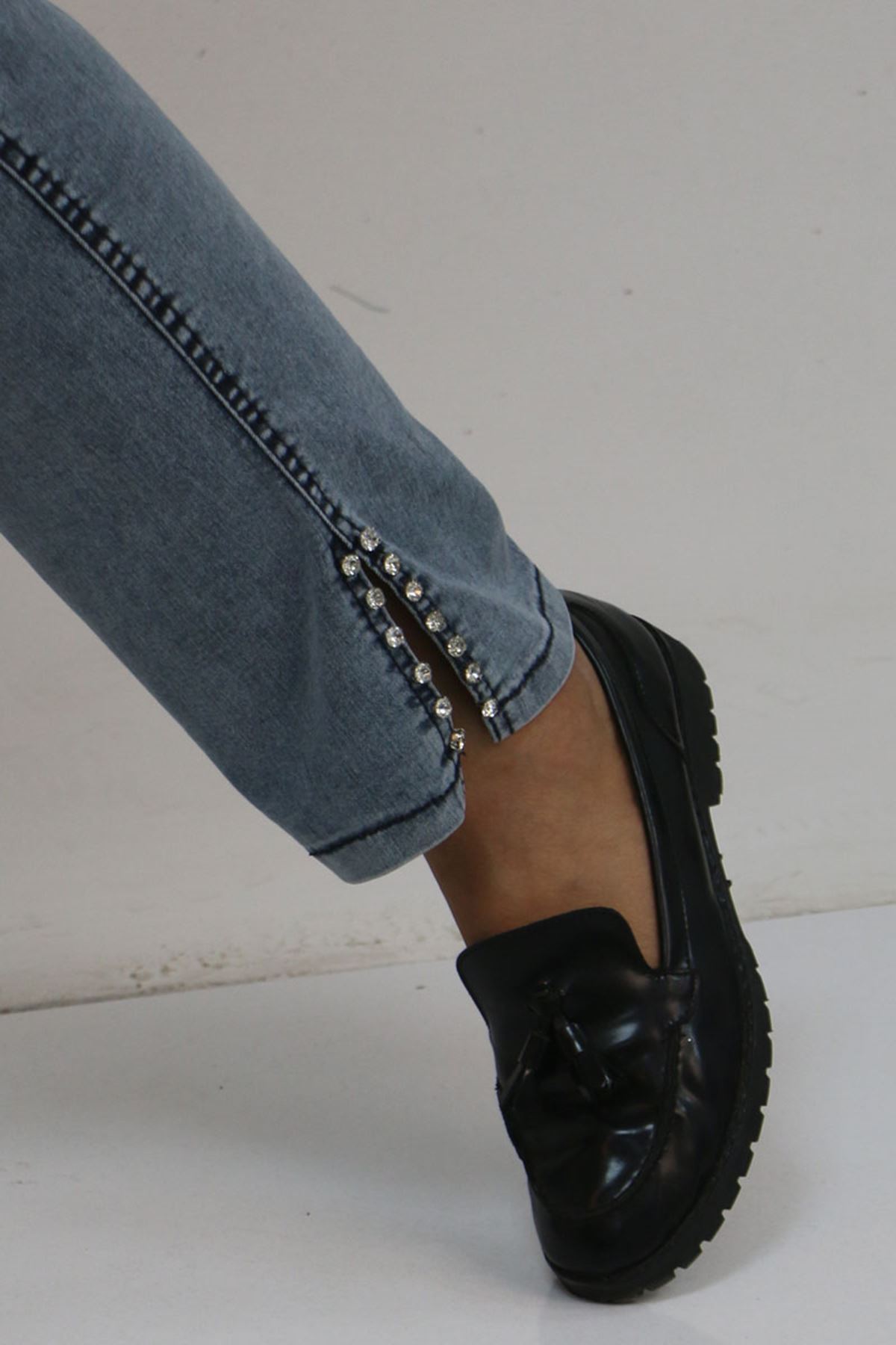 59031 Büyük Beden Paçası Yırtmaçlı Yırtmaçda Taş Detaylı Kot Pantolon - Soğuk Mavi