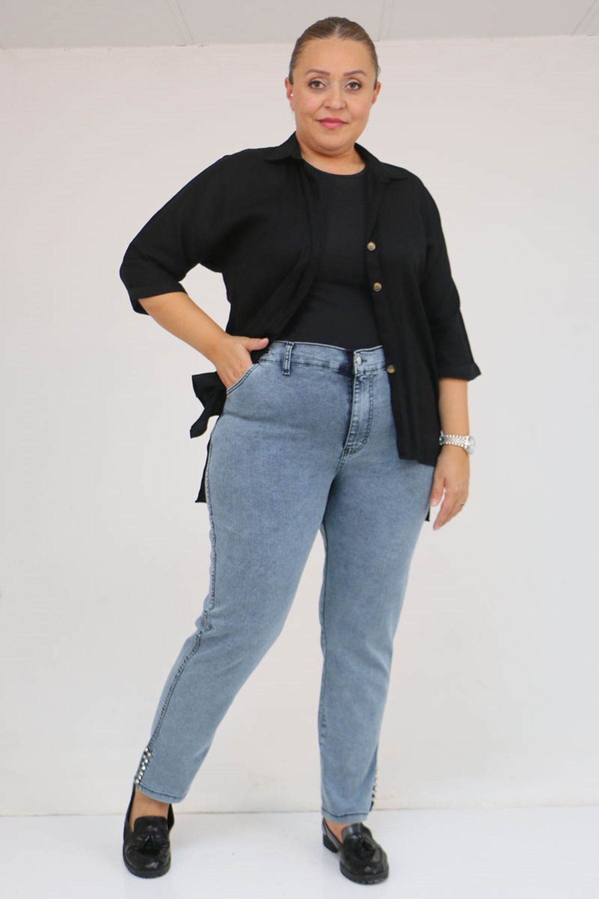 59031 Büyük Beden Paçası Yırtmaçlı Yırtmaçda Taş Detaylı Kot Pantolon - Soğuk Mavi