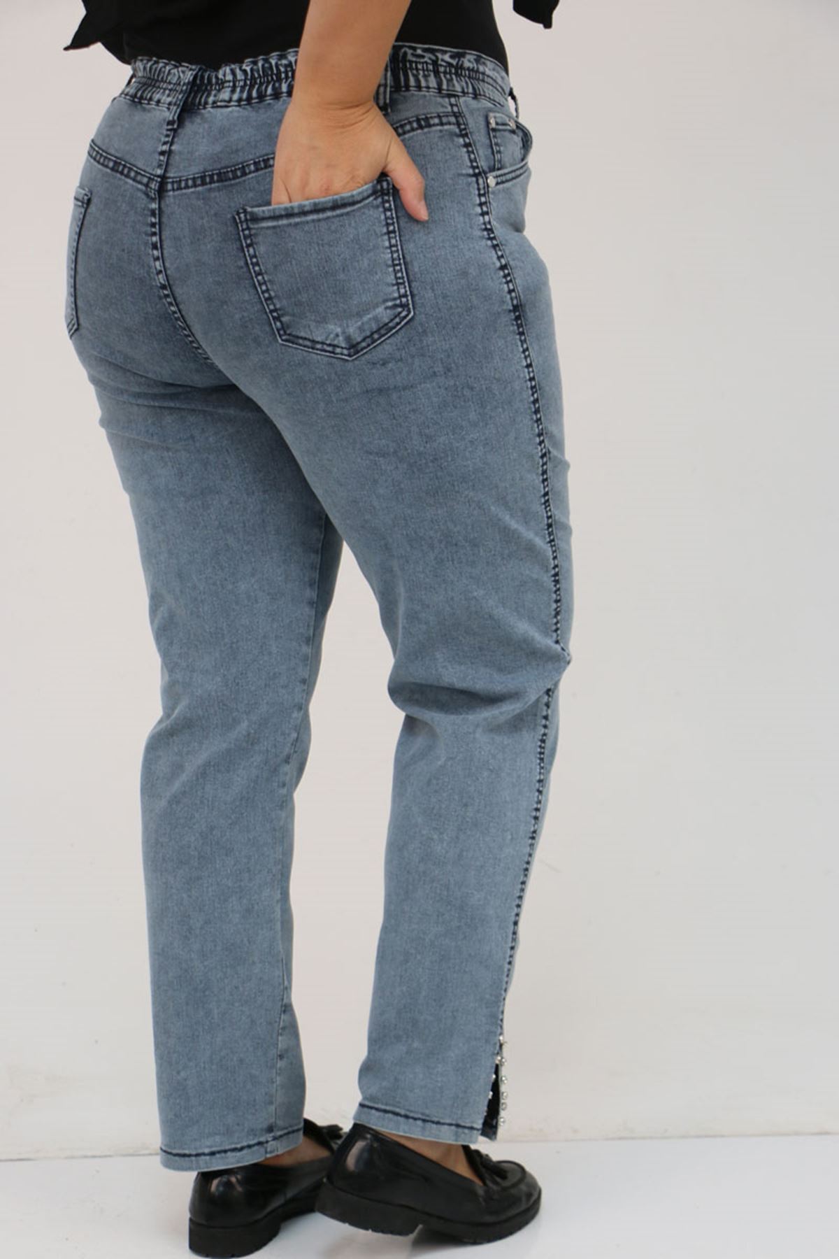 59031 Büyük Beden Paçası Yırtmaçlı Yırtmaçda Taş Detaylı Kot Pantolon - Soğuk Mavi