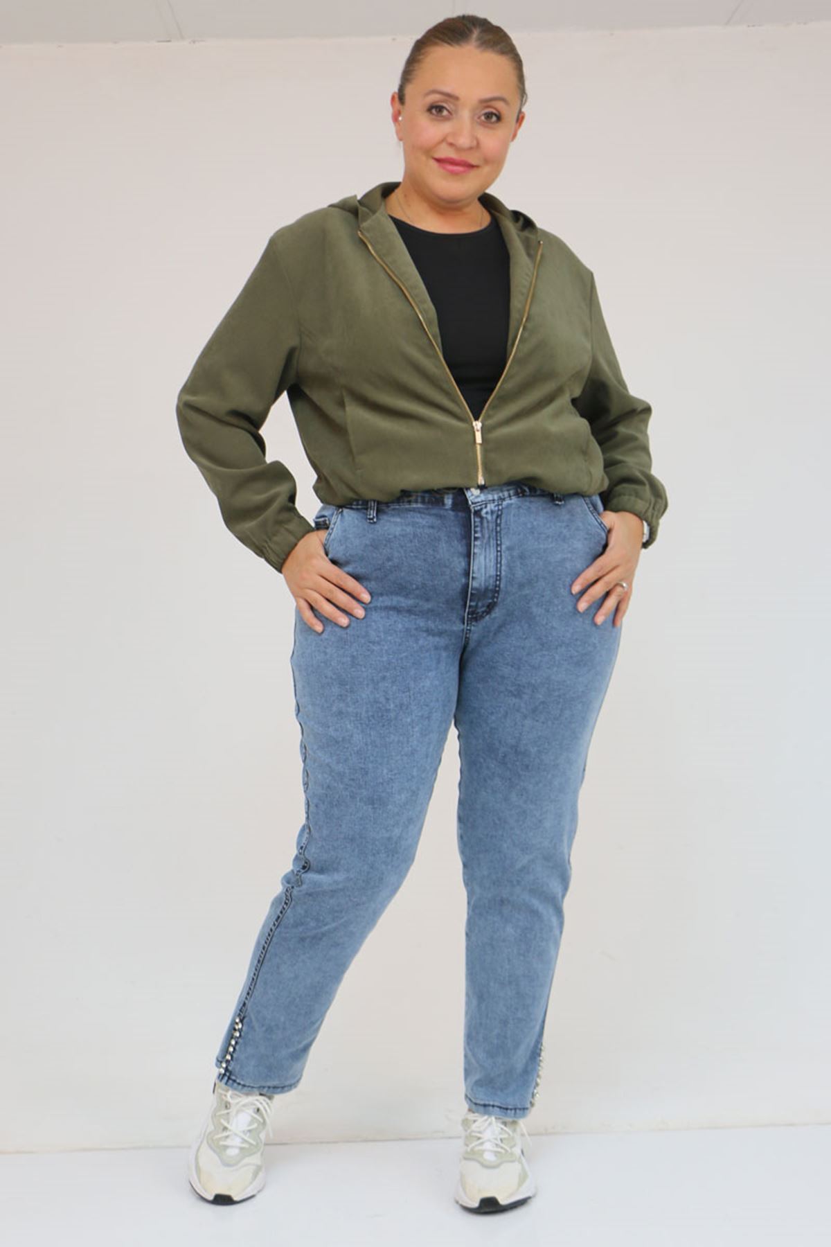 59031 Büyük Beden Paçası Yırtmaçlı Yırtmaçda Taş Detaylı Kot Pantolon - Kar Yıkama Mavi