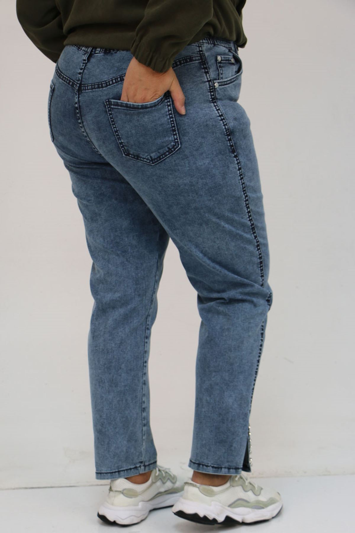 59031 Büyük Beden Paçası Yırtmaçlı Yırtmaçda Taş Detaylı Kot Pantolon - Kar Yıkama Mavi