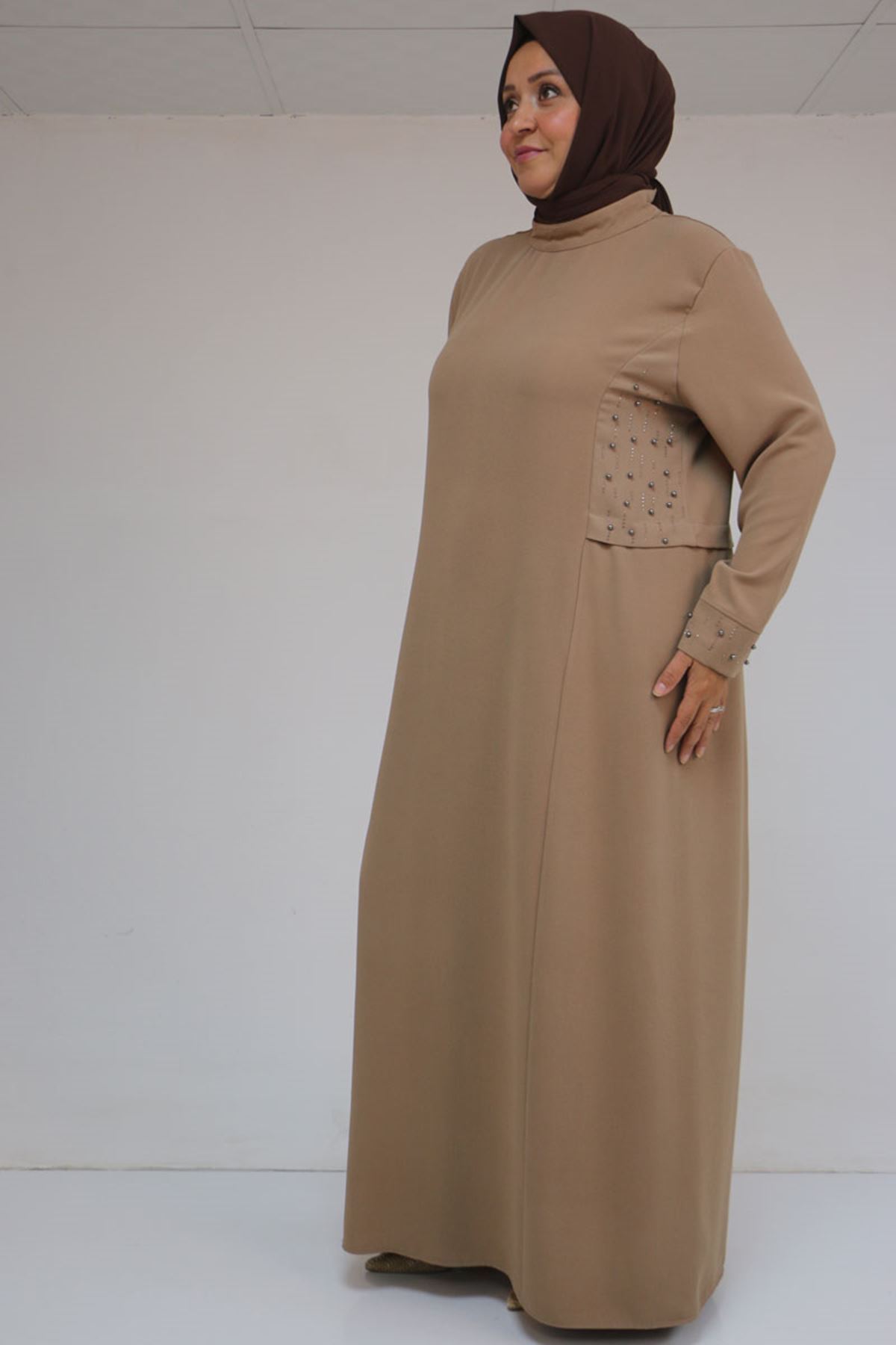 52013 Büyük Beden Taş Detaylı Krep Elbise - Vizon