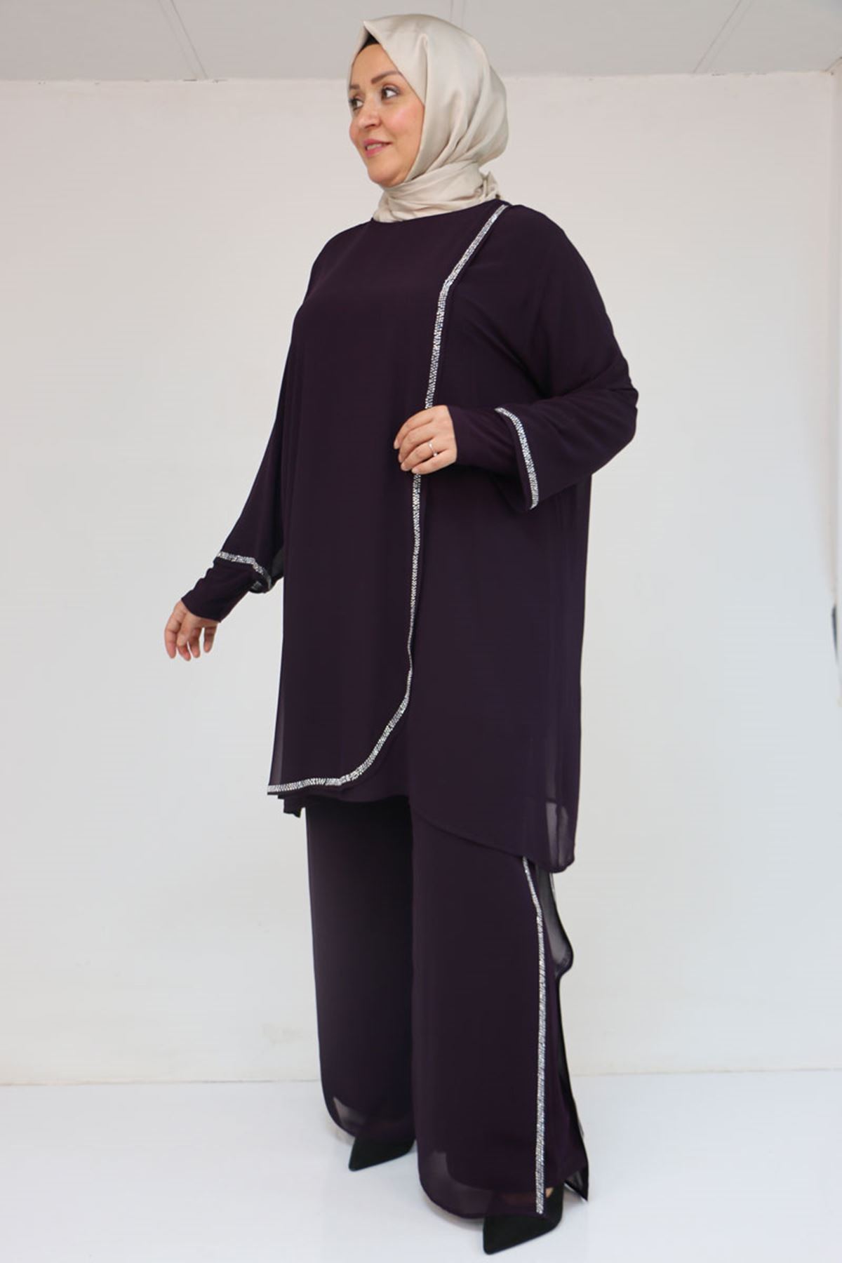 47064 Büyük Beden Taş Baskı Detaylı Sandy Şifon Pantolonlu Takım - Mürdüm