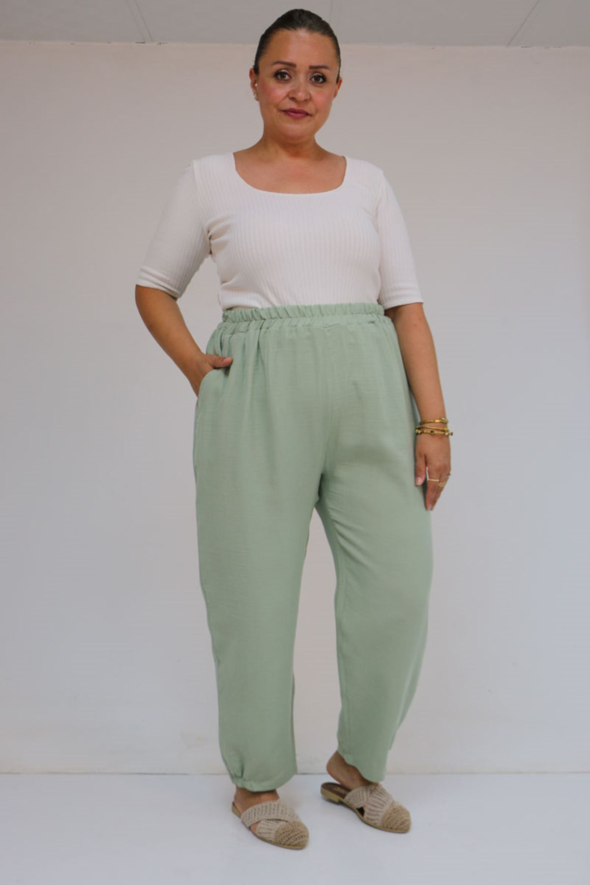 59022 Büyük Beden Paçası Yarım Lastikli Müslin Pantolon - Nefti