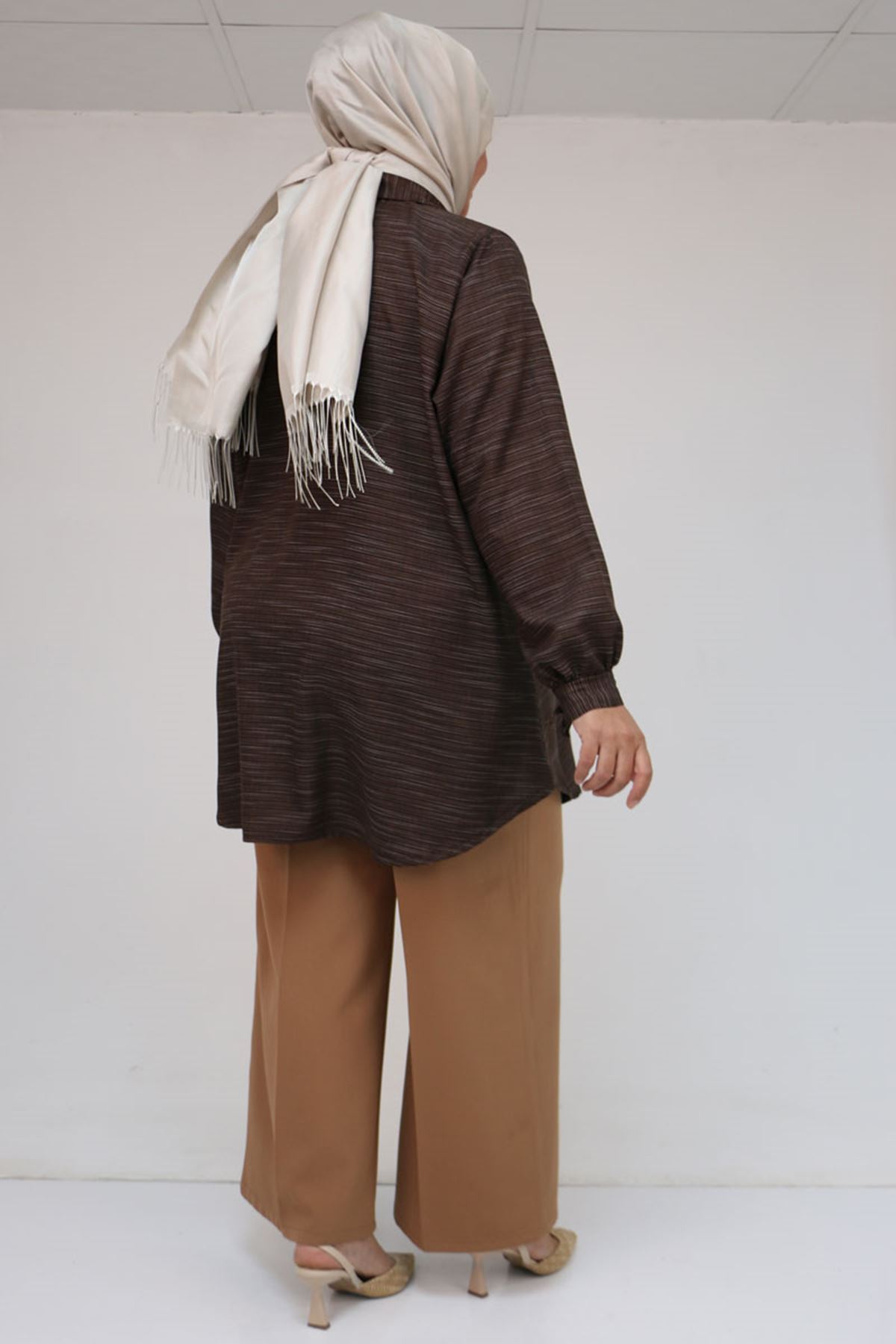 58075 Büyük Beden Önü Fırfır Detaylı Erkek Yaka Gömlek - Kahve Kırçıllı