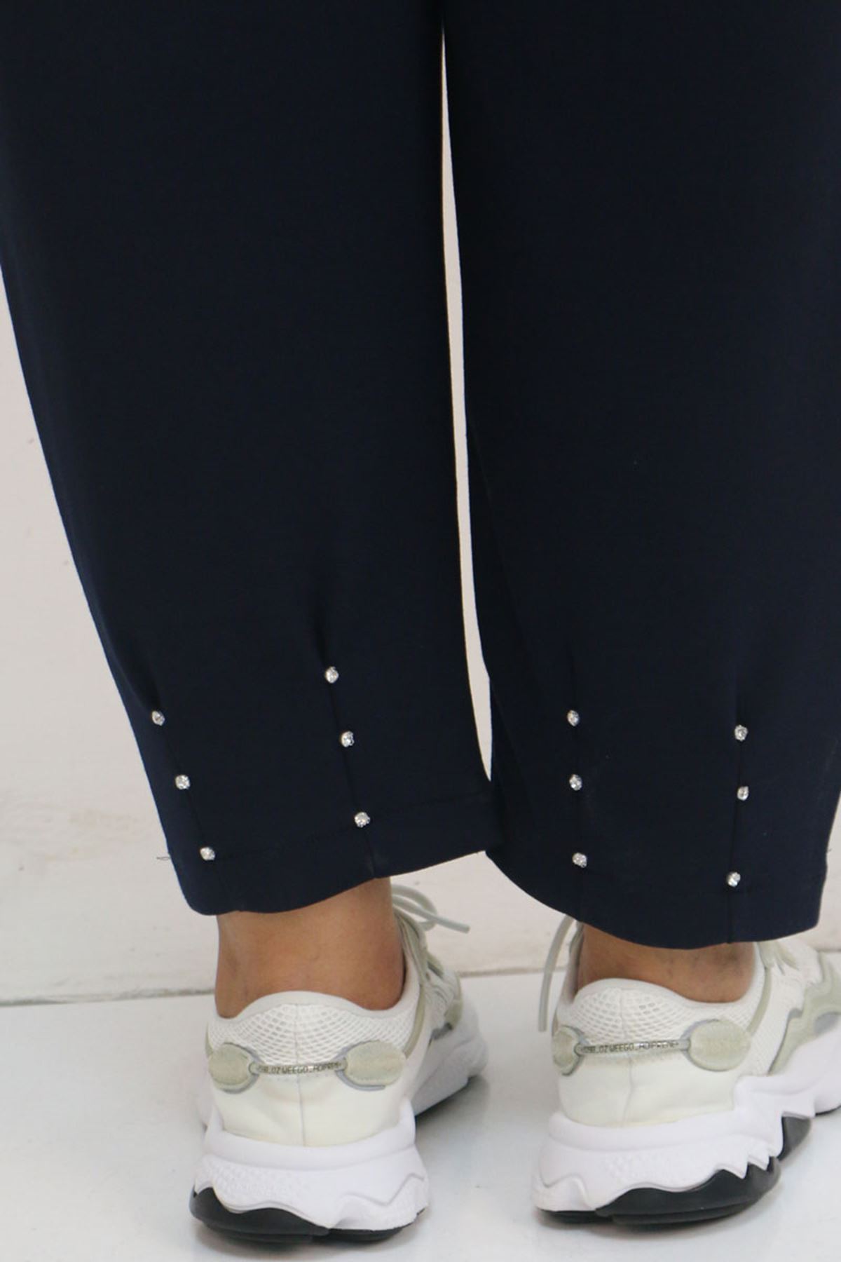 59027 Büyük Beden Paçasında İnci Çakma Modal Pantolon - Lacivert