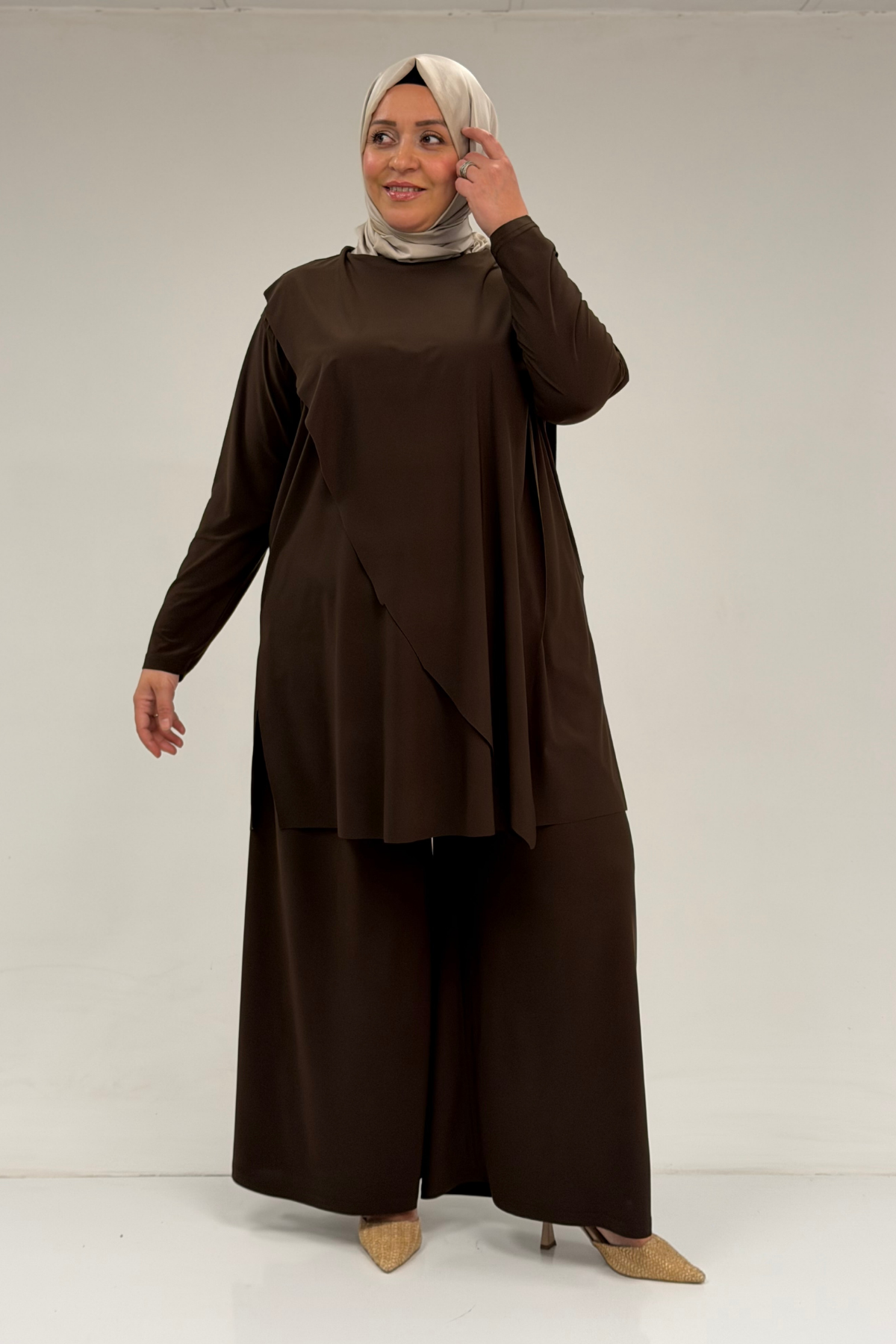 67004 Büyük Beden Önü Ve Arkası Pelerin Detaylı Sandy Pantolonlu Takım - Kahve