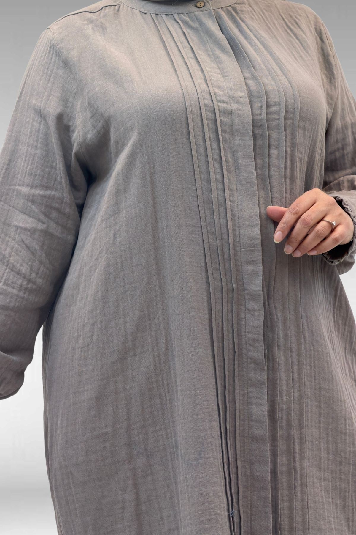 68022 Büyük Beden Boydan Pile Detaylı Müslin Gömlek - Vizon