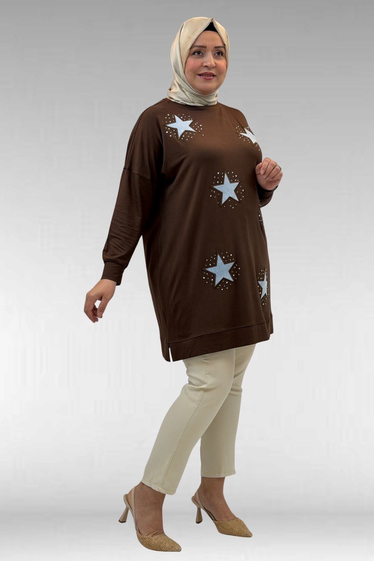 58013 Büyük Beden Önü Yıldız Ve Taş Detaylı Penye Tunik - Kahve