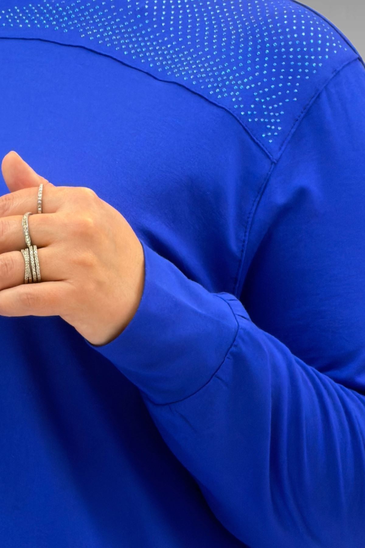 68036 Büyük Beden Önü Parçalı Taş Detaylı Penye Tunik - Saks