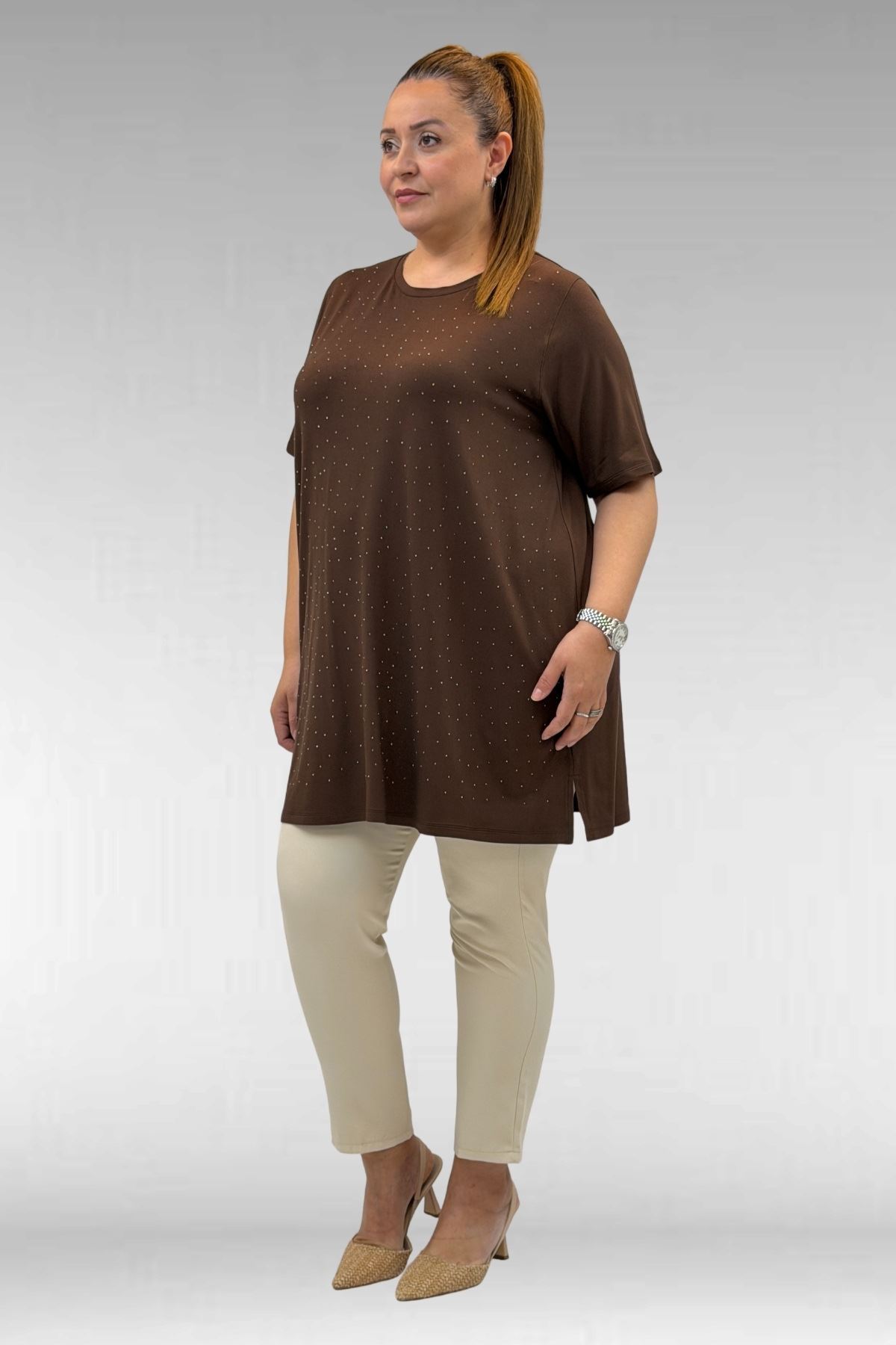 68501 Büyük Beden Yakası Biyeli Önü Taşlı Penye Tişört - Kahve