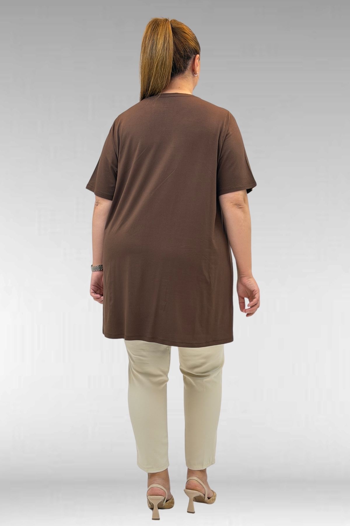 68501 Büyük Beden Yakası Biyeli Önü Taşlı Penye Tişört - Kahve