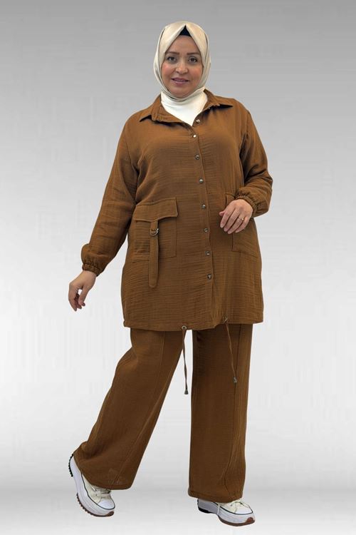 67015 Büyük Beden Cepleri D Toka Detaylı Müslin Pantolonlu Takım - Kahve