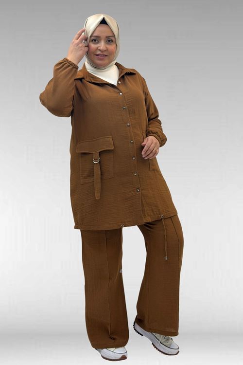 67015 Büyük Beden Cepleri D Toka Detaylı Müslin Pantolonlu Takım - Kahve